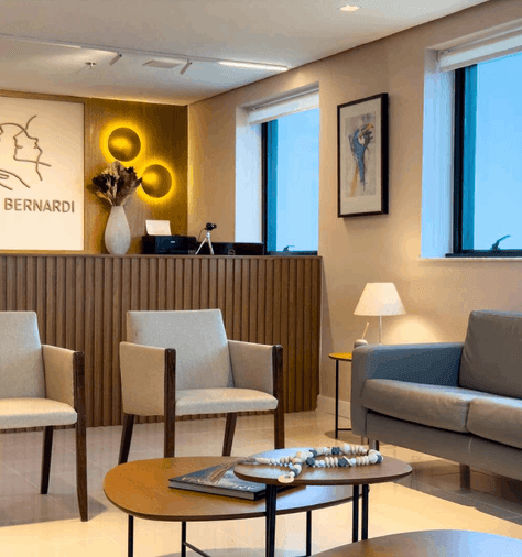 Interior da Clínica Bernardi - Ambiente moderno, acolhedor e equipado para consultas ginecológicas, obstétricas e ultrassonografia em São Paulo