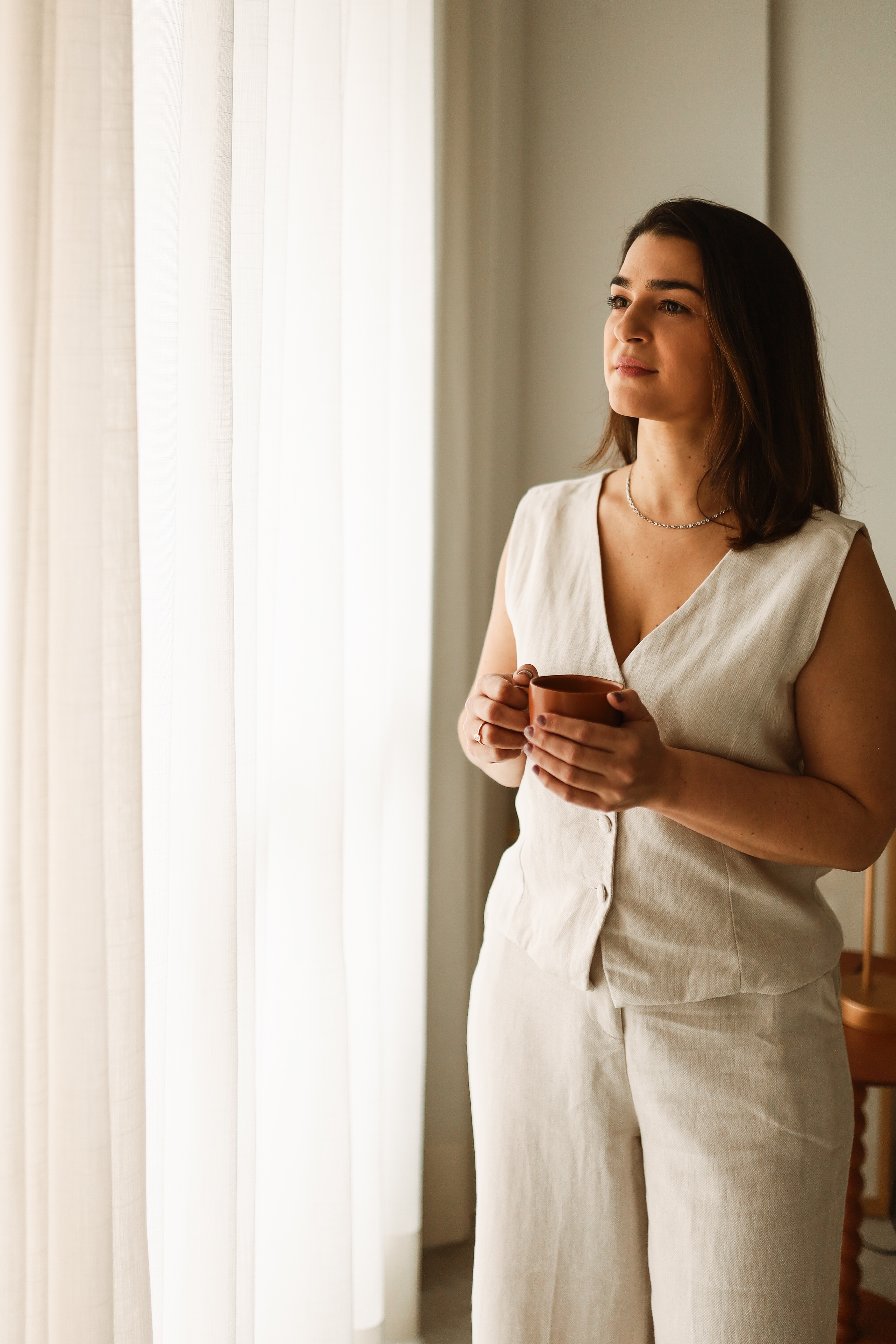 Dra. Karla Saraiva em seu consultório na Clínica Bernardi - Especialista em Obstetrícia, Ginecologia e Medicina Fetal em São Paulo